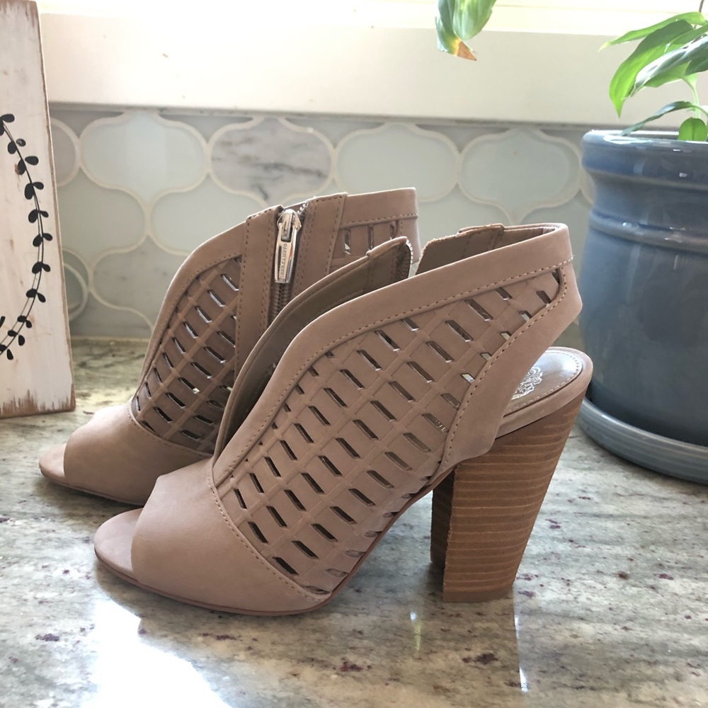 Vince Camuto Peep-toe
